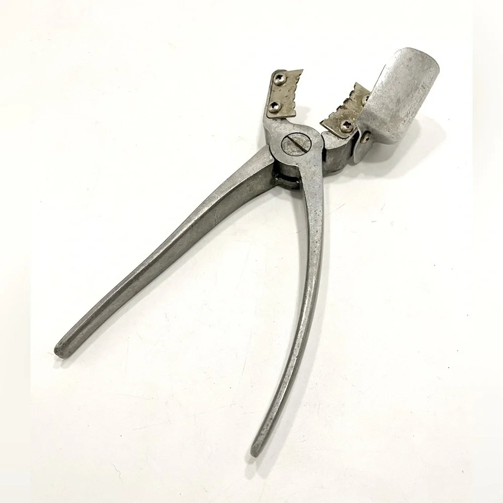 York Nut Sheller The TEXAN Model Aluminum Nut Cracker Vintage 7.5
